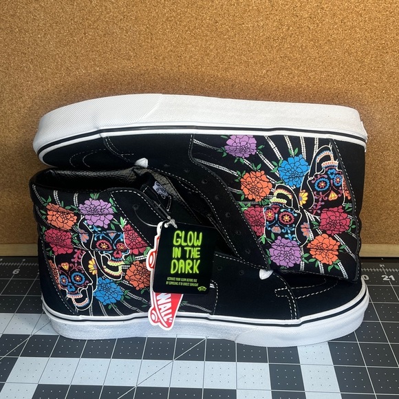 Vans sk8 hi 
DIA DE MUERTOS💀💀
GLOW IN THE DARK
BRAND NEW - Picture 7 of 16